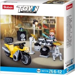 Sluban Town - Drummende Motorrijder